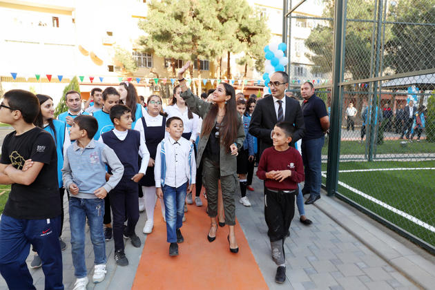 Лейла Алиева поучаствовала в открытии очередного двора в Баку, благоустроенного в рамках проекта "Наш двор" 