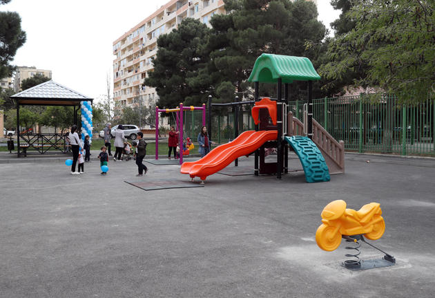 Лейла Алиева поучаствовала в открытии очередного двора в Баку, благоустроенного в рамках проекта "Наш двор" 