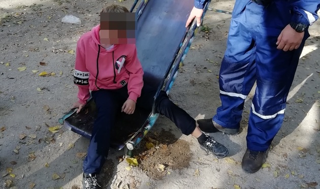 Спасатели помогли ребенку, застрявшему в горке в Феодосии