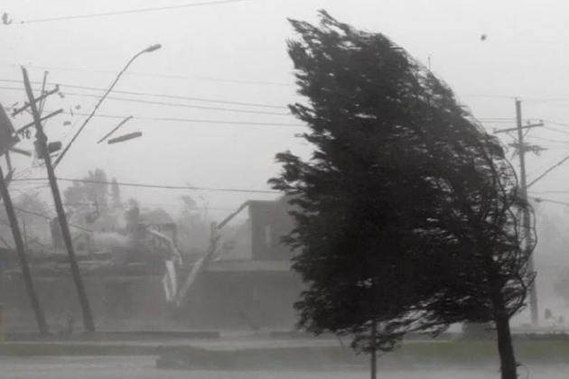 Ветер сорвал крышу в Ставрополе 