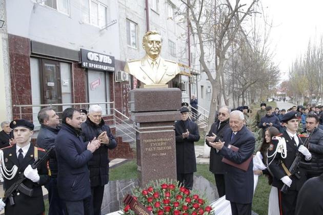 В Дербенте открыли памятник генерал-лейтенанту артиллерии Гусейну Расулбекову