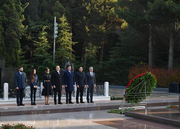 Ильхам Алиев и Мехрибан Алиева посетили могилу общенационального лидера Азербайджана Гейдара Алиева