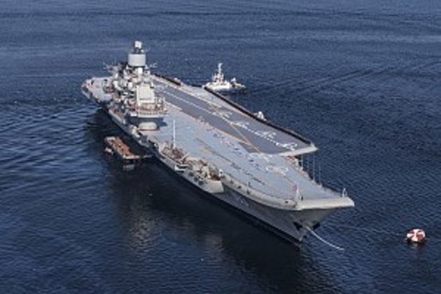 Авианосец "Адмирал Кузнецов" горит на 600 кв м в Мурманске