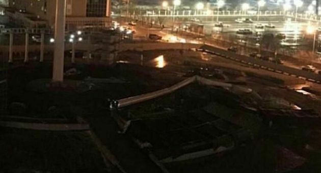 Штормовой ветер повалил 90-метровый флагшток в Атырау (ВИДЕО)