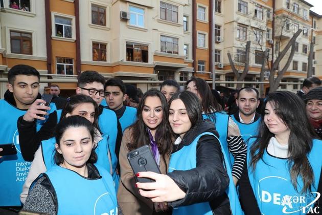 Лейла Алиева поучаствовала в открытии очередного благоустроенного двора в Баку
