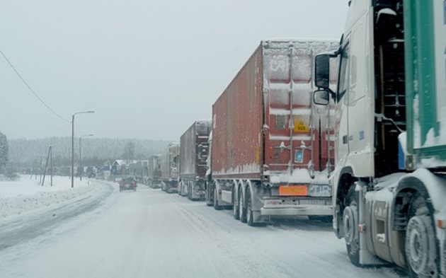 Верхний Ларс снова закрыли для грузовиков из-за снегопада