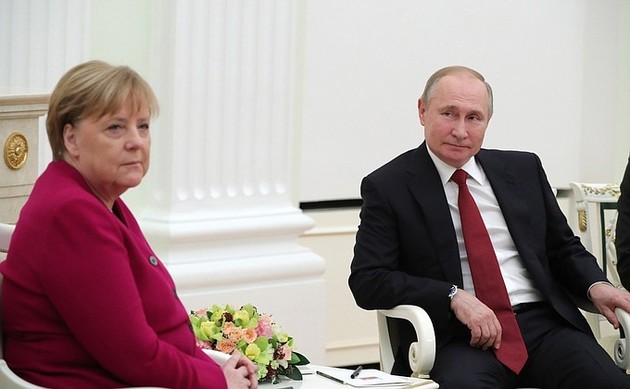 Путин обсудил с Меркель подготовку к берлинской конференции по Ливии