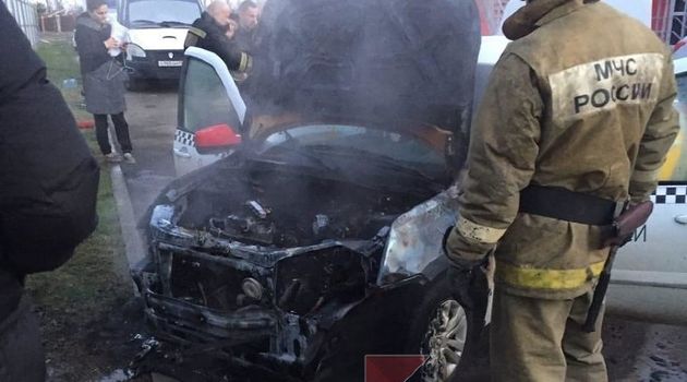 В Краснодаре на парковке сгорело такси