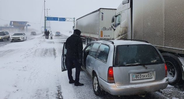 Непогода закрыла дороги по всему Казахстану
