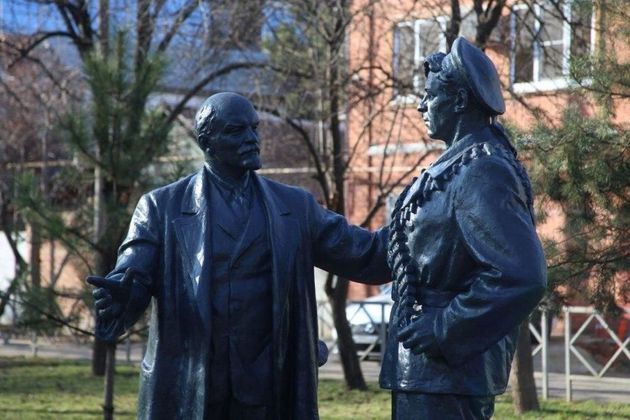 В центр Краснодара вернулся обновленный памятник Ленину с матросом