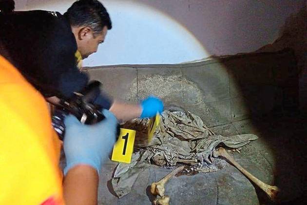 Скелет в плаще сидел на диване в заброшенном доме в Индонезии