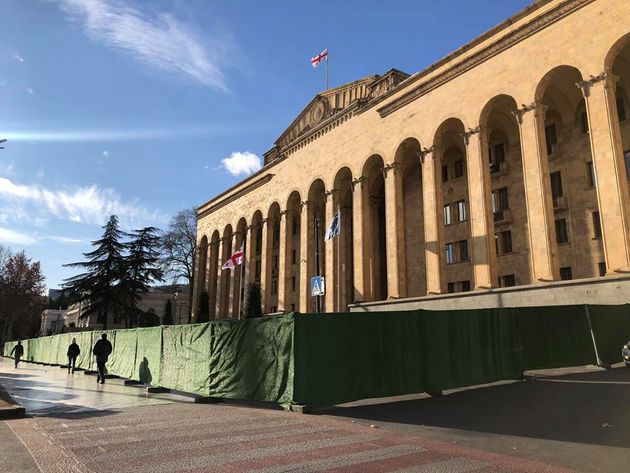 Мэрия Тбилиси приведет в порядок территории возле здания парламента