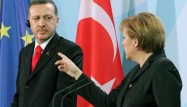 Меркель получила от Эрдогана шлем и зеркало