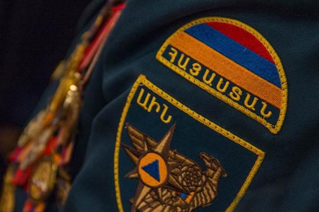 Армянские спасатели приближаются к туристам из РФ