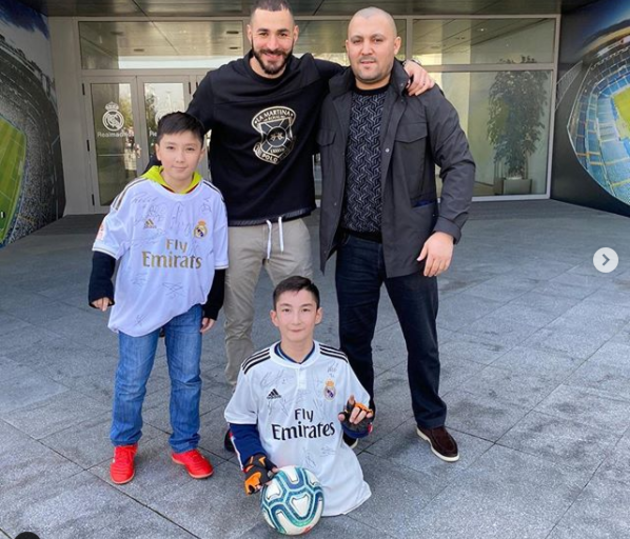 Звезда "Реала" сделал подарок безногому казахскому мальчику (ВИДЕО)