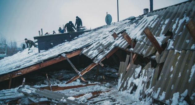 Под напором снега в пригороде Нур-Султана обрушилась кровля жилого дома