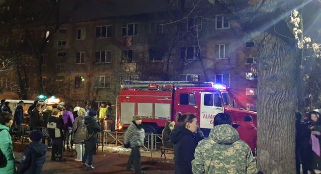 Ребенка и взрослого спасли из горящего общежития в Алматы