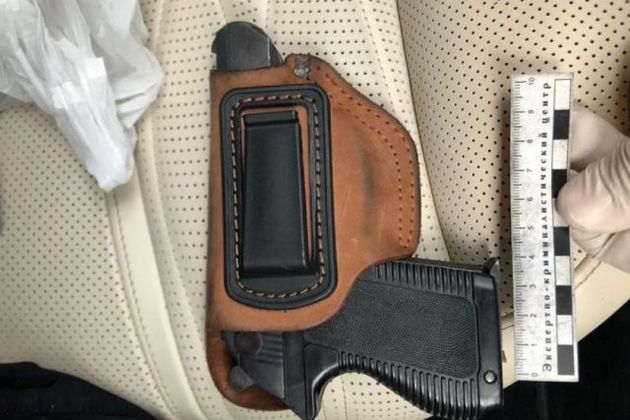 Житель Сочи разъезжал на "Мерседесе" с боевым пистолетом