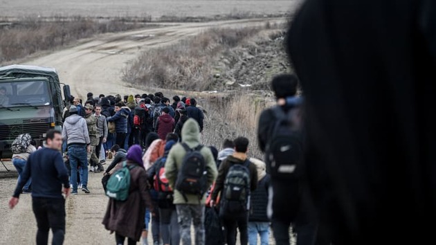 Турция открыла границу, и мигранты направились в Европу