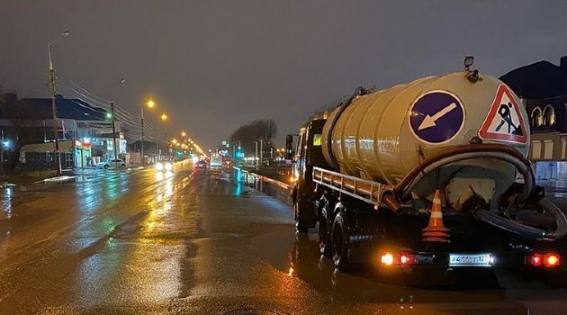 С улиц Краснодара откачивают последствия ночного дождя