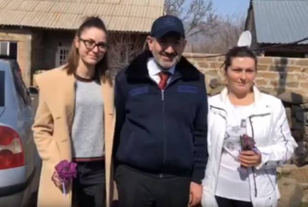 Пашинян встретил 8 марта в окружении фиалок и селянок в Карашамбе