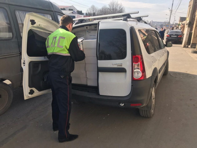 Сотни литров поддельного алкоголя нашли автоинспекторы в машине в Ингушетии