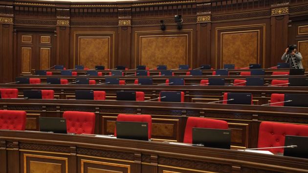 Парламентская комиссия не поддержала законопроект об отмене военного положения в Армении