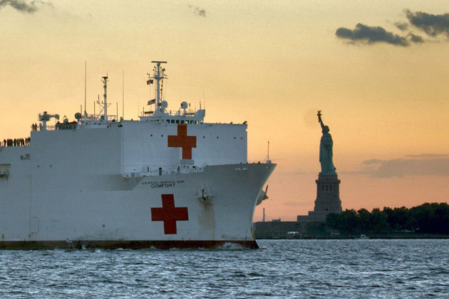 Крупнейший в мире плавучий госпиталь на 1000 пациентов прибыл в Нью-Йорк
