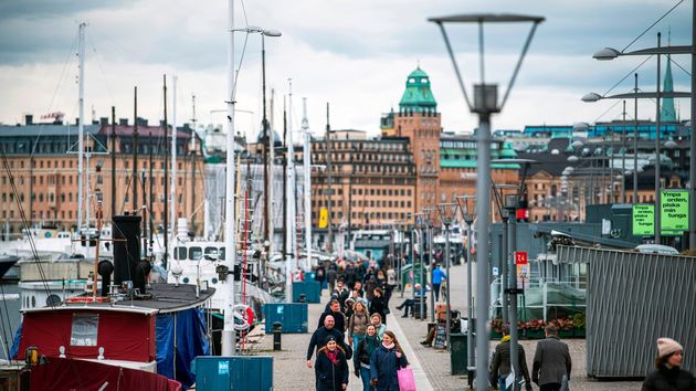 Коронавирус: эффективен ли шведский путь