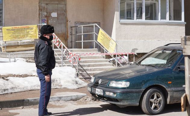 В столице Казахстана закрыли на карантин подъезд жилого дома