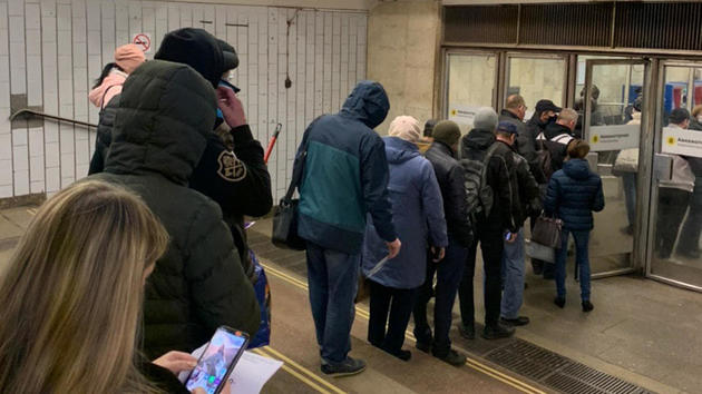 Первый день пропускного режима собрал очереди на станциях метро Москвы 