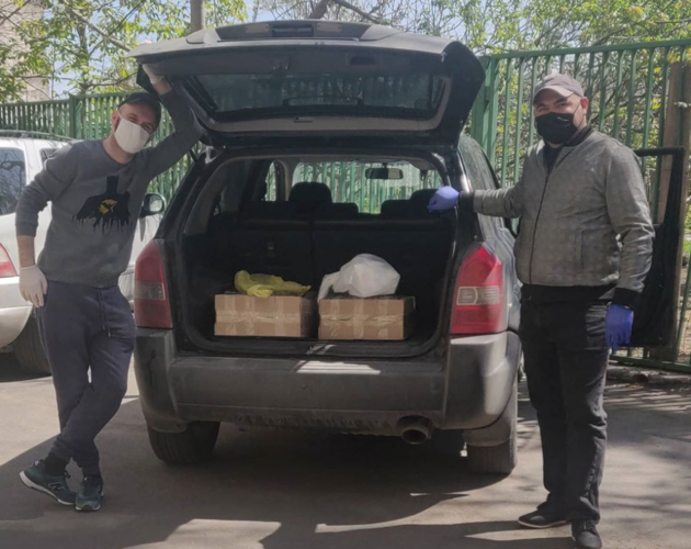 Волонтеры принесли продукты пожилым библиотекарям в Тбилиси