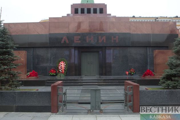 Партия КПРФ возложила цветы к мавзолею Ленина в честь 150-летней годовщины вождя