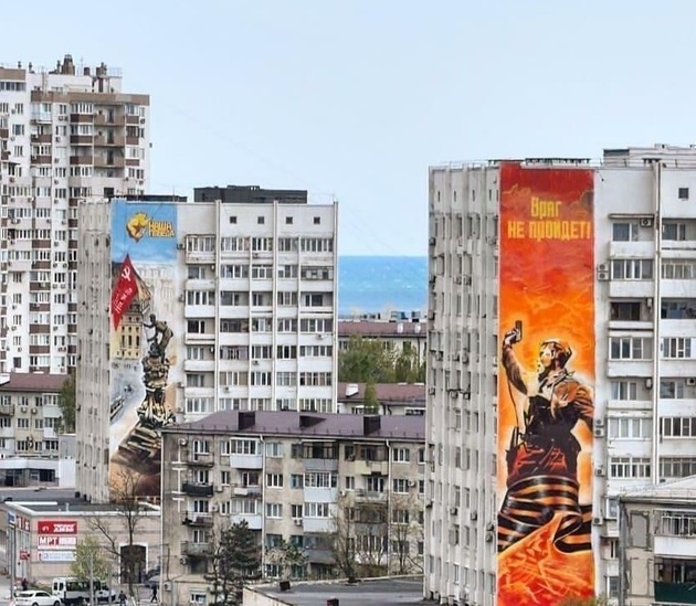 Жилые дома Новороссийска украсили граффити на тему войны