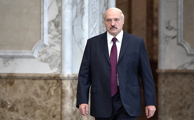 Лукашенко перенес послание парламенту из-за "ситуации с коронапсихозом"
