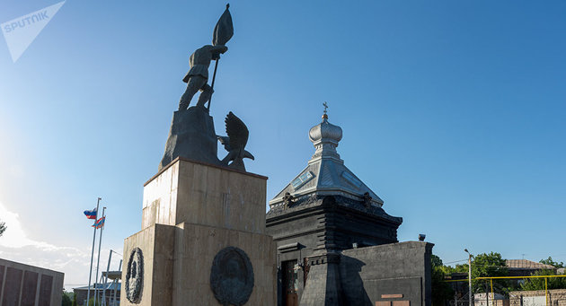 Российские военные привели в порядок военные памятники в Ереване и Гюмри