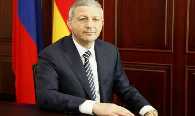 Глава Северной Осетии вручил ключи от квартиры детям-сиротам (ВИДЕО)