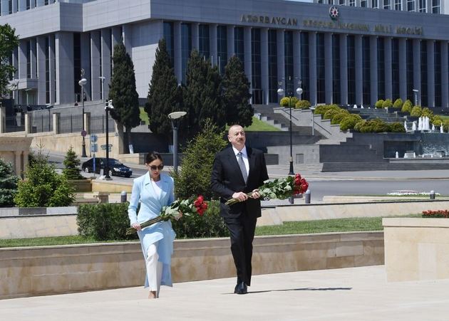 Ильхам Алиев и Мехрибан Алиева почтили память воинов Азербайджана, погибших в борьбе с фашизмом
