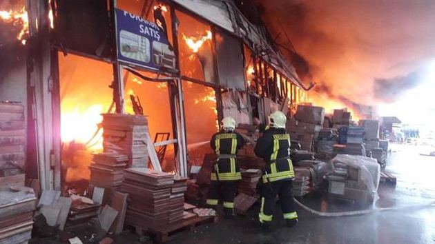 В Баку тушили пожар на рынке стройматериалов 