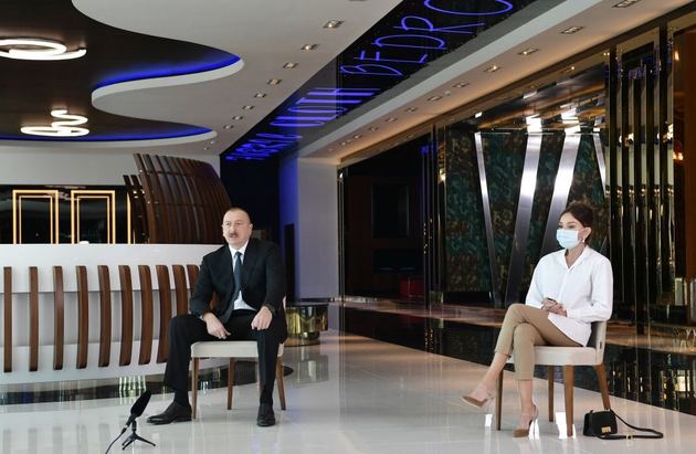 Ильхам Алиев и Мехрибан Алиева приняли участие в открытии предприятий по изготовлению СИЗ
