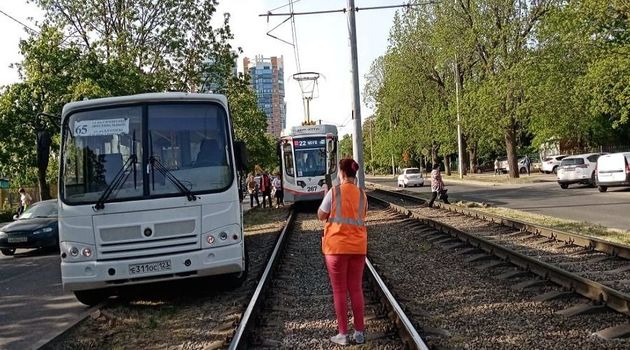 Краснодарская маршрутка на час заблокировала трамвайные пути