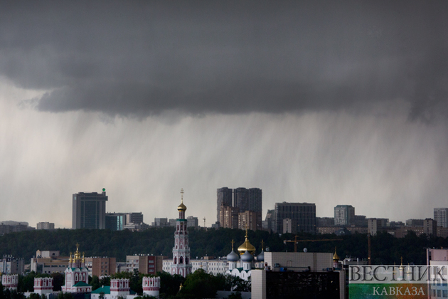 На Москву надвигается ливень и град 