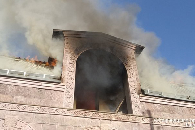 Крыша дома сгорела в Гюмри (ВИДЕО)