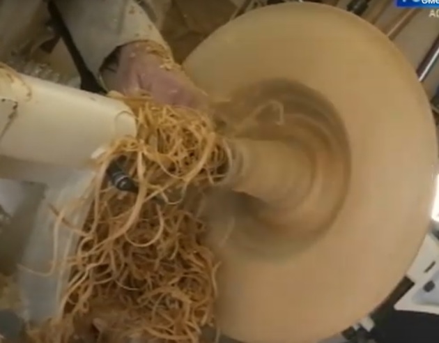 Астраханский токарь на самоизоляции создает уникальные деревянные шляпы