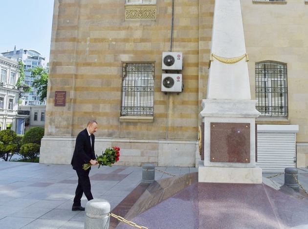 Ильхам Алиев возложил цветы к памятнику в честь Азербайджанской Демократической Республики