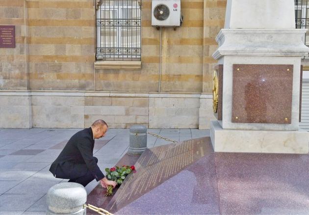 Ильхам Алиев возложил цветы к памятнику в честь Азербайджанской Демократической Республики