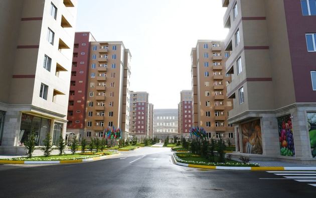 Ильхам Алиев и Мехрибан Алиева приняли участие в открытии жилого комплекса "Гобу Парк-3" для вынужденных переселенцев