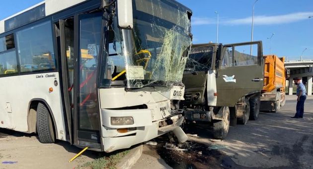 В Нур-Султане "КамАЗ" протаранил автобус, есть пострадавшие