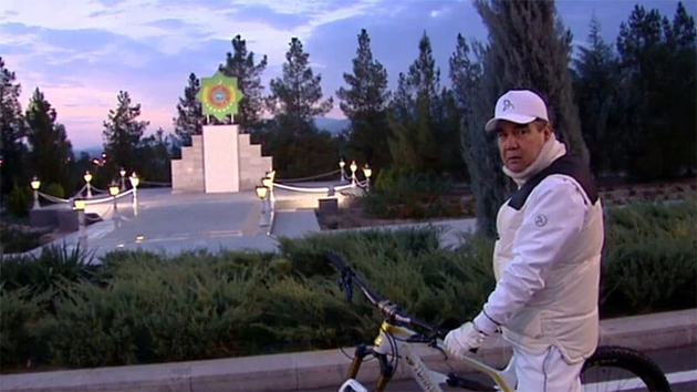 В Туркменистане, отрицающем COVID-19, продолжаются праздники