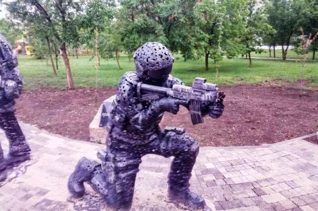 Вандалы снова испортили памятник правоохранителям в Невинномысске
